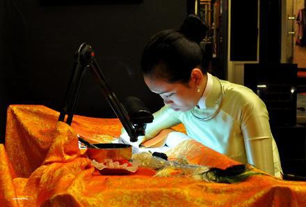 Nghệ nhân XQ thêu tác phẩm tranh nghệ thuật.Nghề thủ công truyền thống Việt Nam có lịch sử phát triển từ hàng nghìn năm nay. Bàn tay tài hoa của cha ông đã ghi dấu trên tất cả các di tích lịch sử, văn hóa qua các triều đại. Cuộc khai quật khảo cổ Hoàng thành Thăng Long đã phát hiện nhiều sản phẩm thủ công mỹ nghệ được làm ra cách đây hàng nghìn năm với nghệ thuật tinh xảo. Bên cạnh nghề trồng trọt, chăn nuôi, hầu hết các làng xóm ở Việt Nam đều có nghề phụ. Nếu phát triển tốt thì cả làng xóm đó, thậm chí cả làng bên cũng tổ chức làm theo, rồi thành nghề truyền thống. Nhưng để hình thành làng nghề với những thương hiệu nổi tiếng như: lụa Hà Đông, gốm Bát Tràng, mây tre đan Phú Vinh... phải bền bỉ hàng trăm năm thậm chí nghìn năm sáng tạo, kế thừa của nhiều thế hệ. Làng nghề truyền thống là nơi hội tụ những tay nghề giỏi, những nghệ nhân tài hoa với óc sáng tạo độc đáo. Hàng thủ công truyền thống hàm chứa những giá trị văn hóa lâu đời của cha ông, cho nên không thể nhìn nhận nó như một loại hàng hóa tiêu dùng thông thường mà phải xem nó là di sản văn hóa của dân tộc để có trách nhiệm bảo tồn và phát huy.